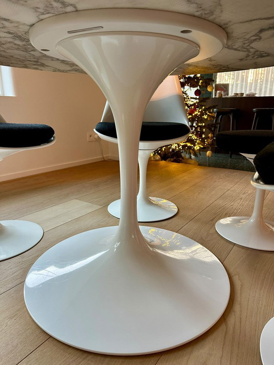 Knoll Tulip round dining table with 4 dining chairs and 1 stool – Dining set, Marble, Textile (photo 5 of 5)