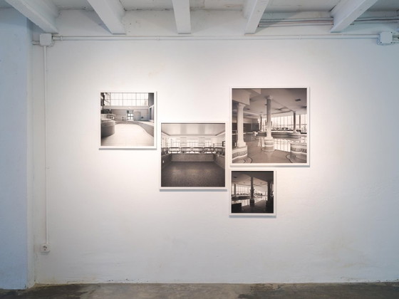 Image 1 of Piscina vuota — fotografia in bianco e nero incorniciata 60x60 cm