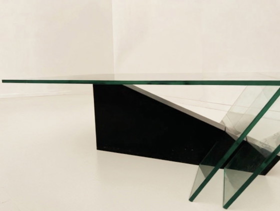 Image 1 of italiaanse Jaren 80 postmoderne salontafel met een zwarte houten basis en een glazen blad.