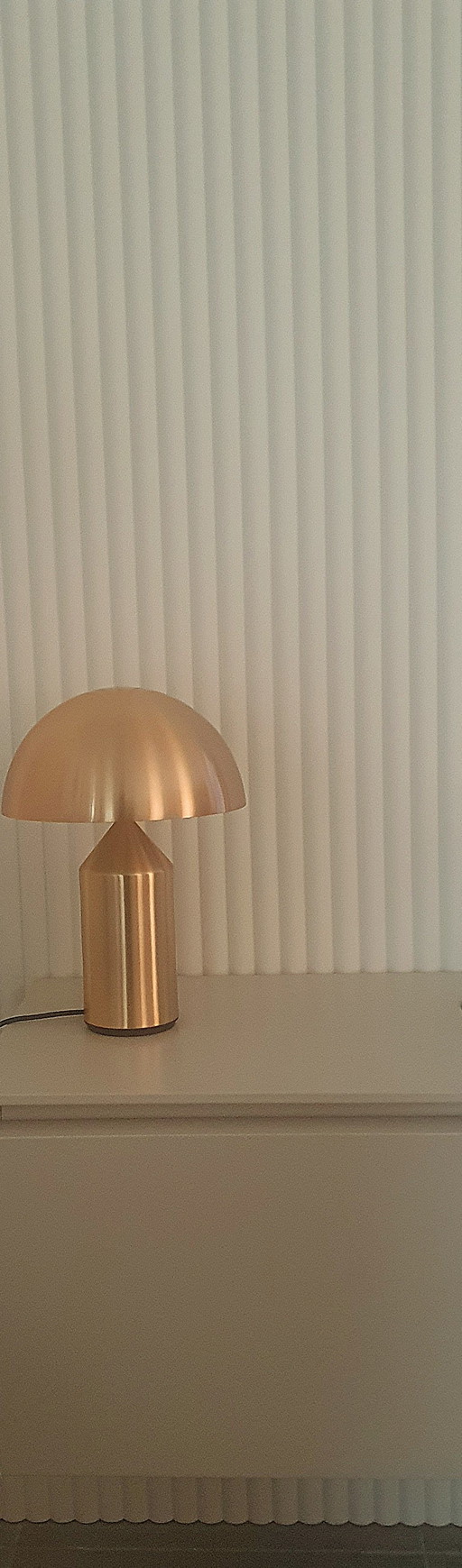 Diseño auténtico: lámpara de mesa Atollo 238 en oro de Vico Magistretti (Oluce)