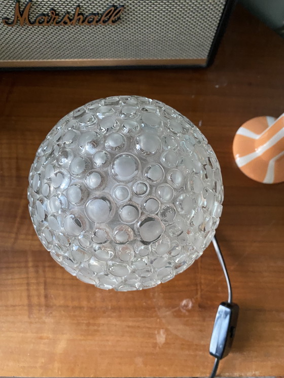 Image 1 of Hermosa lámpara de mesa de estilo espacial con bola de burbuja de vidrio y base cromada.