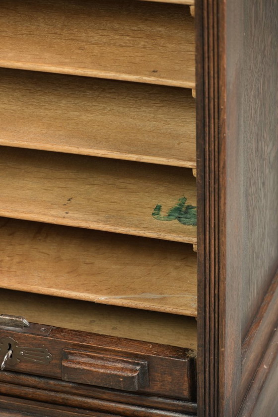 Magnífico archivador/notario antiguo inglés de roble con puerta enrollable de principios del siglo XX. (photo 13 of 14)