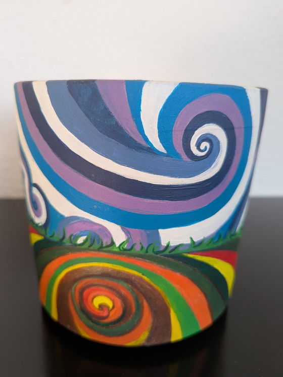 Image 1 of Nieuw artistiek origineel: Handbeschilderde bloempot met een verliefd stel, in Spaanse stijl.