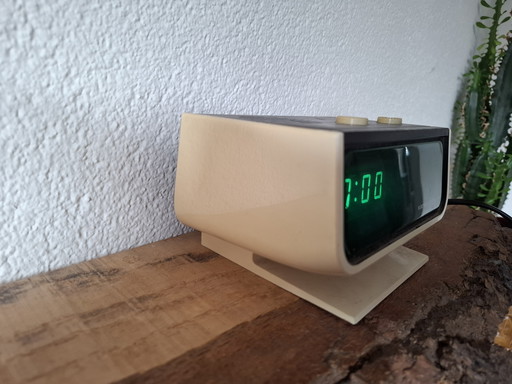Alarm clock radio working retro