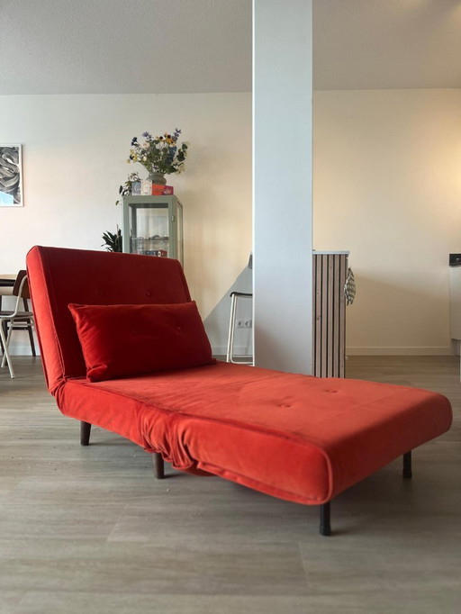 Poltrona / divano letto rosso-arancio – Kave Home – Effetto camoscio / velluto