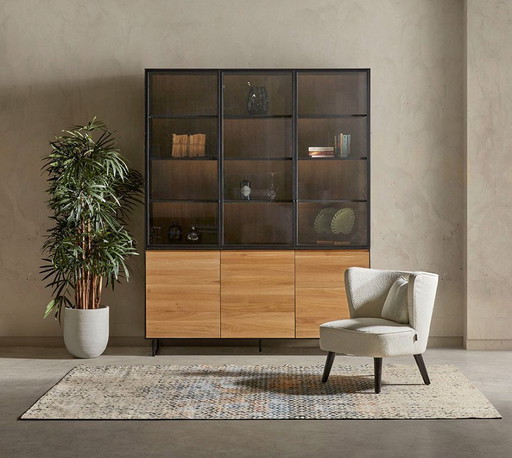 Lounge-Sessel mit beigefarbenem Stoffbezug und schwarzen Holzbeinen
