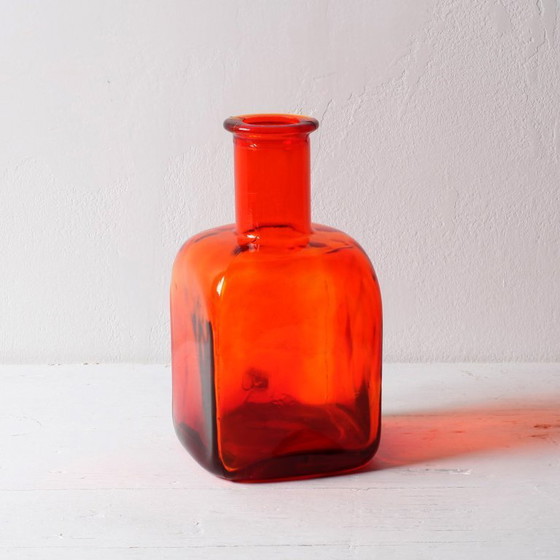Image 1 of Rara bottiglia vintage rossa / Flack in vetro colorato di metà secolo, decanter da 20 cm / Svezia / anni '50