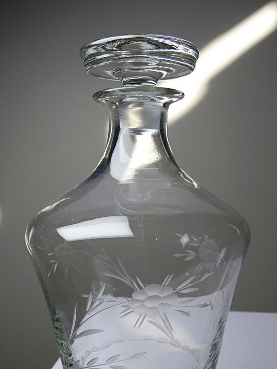 Image 1 of Kleine antieke Boheemse kristallen karaf met gegraveerde decoratie, begin 20e eeuw