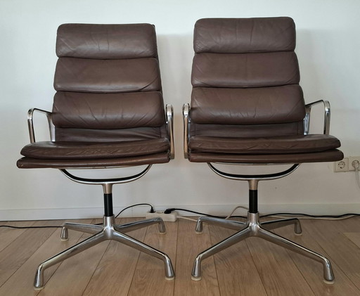2 Eames bureaustoelen