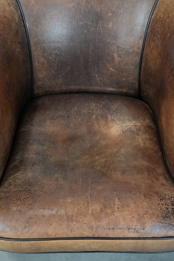 Image 1 of Robusta poltrona club vintage in pelle di pecora con una splendida patina