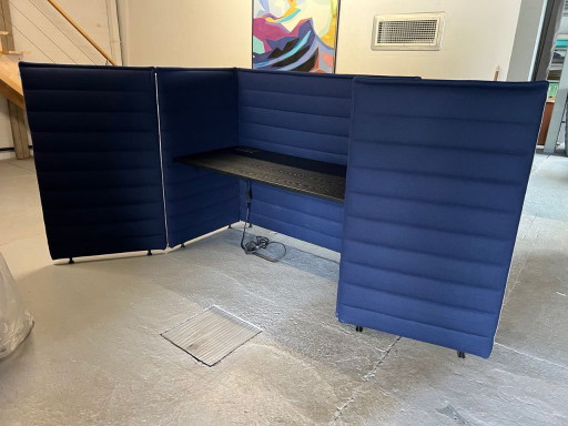 Vitra Alcove Schreibtisch mit Seitenwänden – bureau, Textile