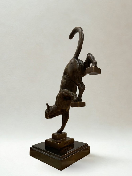 Image 1 of Bronze after De Coux – Cat descending a staircase – 20th-century animal sculpture – 29 cm