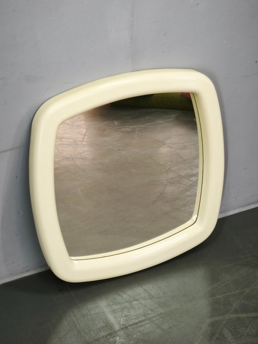 1970er Jahre Italienischer Space Age Creme Kunststoff Quadratischer Wandspiegel