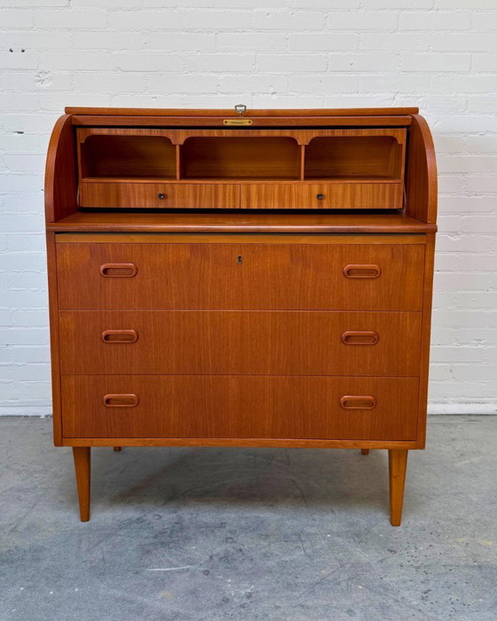 Image 1 of Toegeschreven aan Egon Ostergaard – Deense teakhouten secretaire met roldeksel, jaren 1960