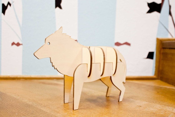 Image 1 of Wolfsdekoration aus Holz von Ulap Design
