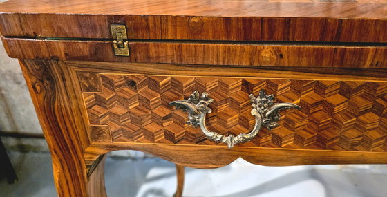 Image 1 of Spieltisch mit Intarsienarbeiten im Stil Ludwigs XV. auf Palisanderholzgrund, um 1900