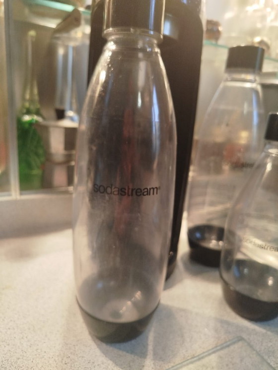 Image 1 of SodaStream Megapack Nero, Gasatore d'Acqua, 2 Bottiglie 1 L e 1 Bottiglia 1/2. In Regalo 2 Cilindri Vuoti.