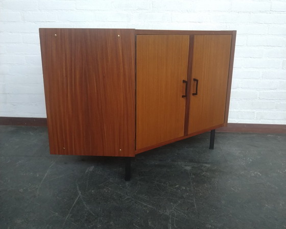 Image 1 of Armario esquinero de mediados de siglo 1960