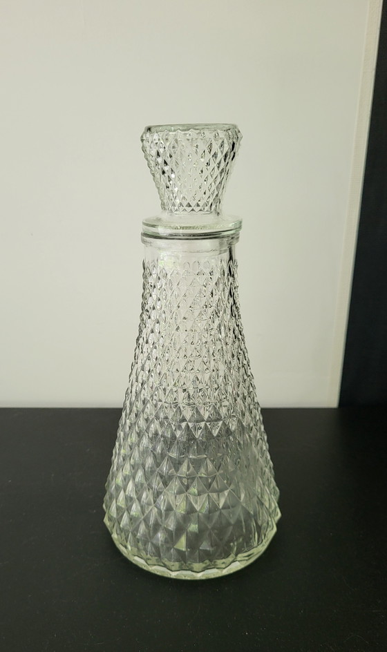 Image 1 of Carafe en verre vintage avec un motif gaufré sophistiqué.
