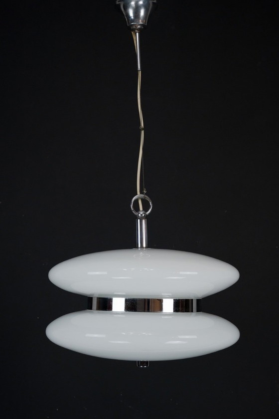 Image 1 of Grote kroonluchter van wit Murano-glas uit het midden van de 20e eeuw, vervaardigd door Vistosi. Jaren 70.