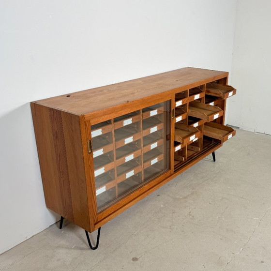 Armadio di Smistamento Tedesco Vintage / Credenza con 24 Cassetti – Pino Massiccio – Credenze, Legno, Ferro (photo 10 of 13)