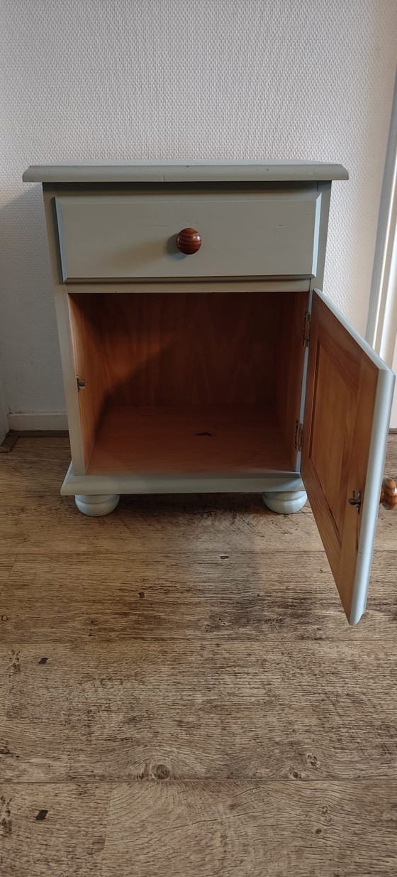 Image 1 of charmanter hellgrüner Nachttisch – im Brocante-Stil