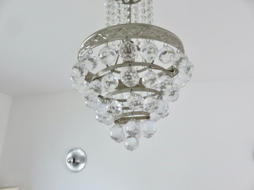 Lámpara de araña de globo aerostático con una cesta de gotas de cristal.