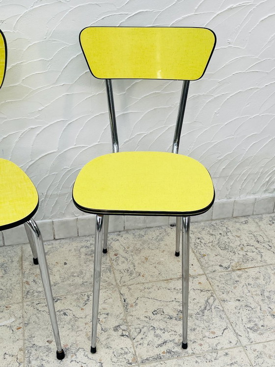 Image 1 of Een paar vintage chromen gele Formica keukenstoelen
