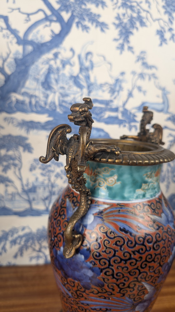 Image 1 of Jarrón balaustre japonés Hichozan Shinpo Porcelana de Arita y bronce Periodo Edo tardío (1830-1850)