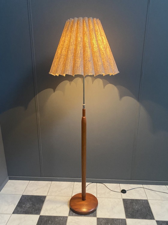 Image 1 of Domus Teakhouten vloerlamp uit 1960, met origineel label! Hoogte: 140 cm - 188 cm