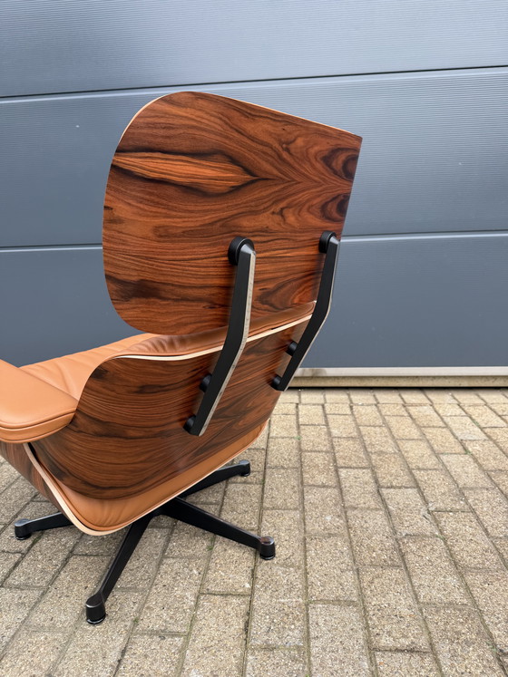 Image 1 of 2 poltrone lounge Vitra Eames XL originali con poggiapiedi, in pregiata pelle color cognac e palissandro Santos, NUOVE!!