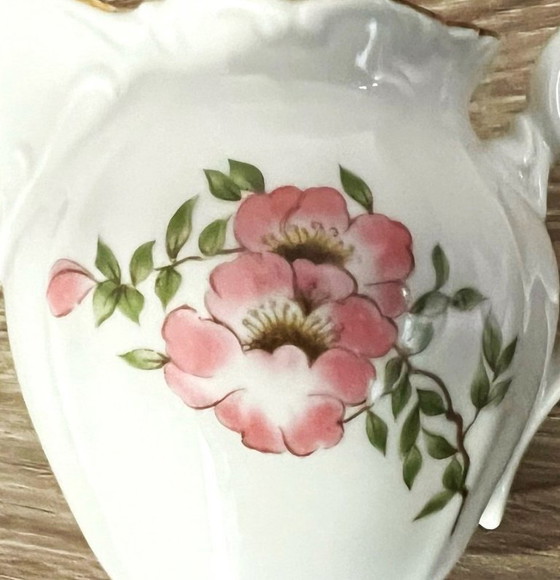 Image 1 of Pequeña jarra de leche/cremera con motivo de rosa mosqueta en porcelana del siglo XX