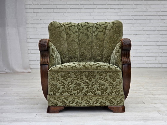 Image 1 of 1960er Jahre, Dänischer Sessel, grüner Möbelvelours, massives Eichenholz.