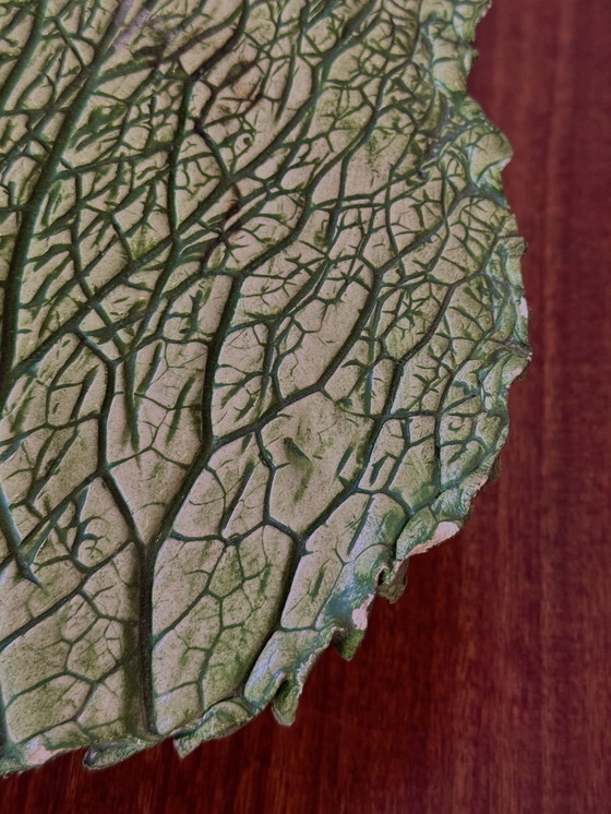 Image 1 of Handgefertigter Keramikteller/Schale – organische Form in Kohlblattgrün