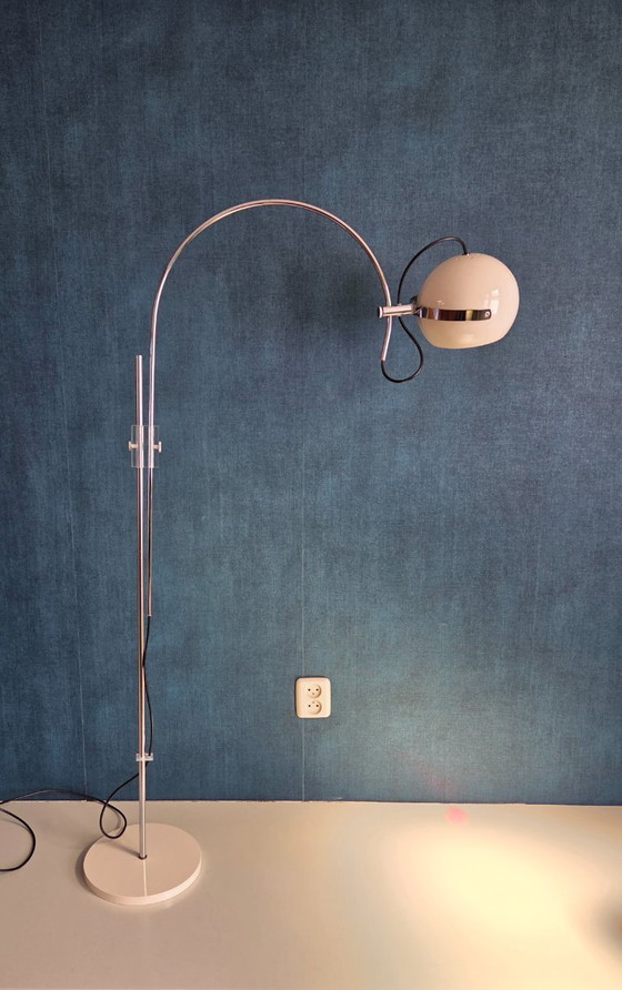 Image 1 of Lampadaire vintage - Lampe arquée avec globe | blanc crème - années 1970