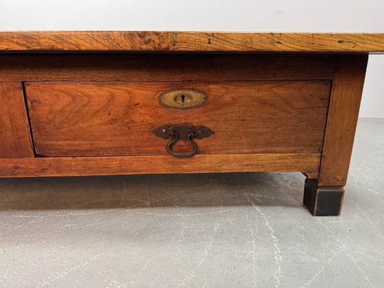 Image 1 of Gran mesa de centro francesa antigua de estilo rústico con dos cajones