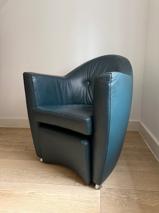 Image 1 of Sillón Leolux Carabita con otomana, tapizado en piel verde oscuro.