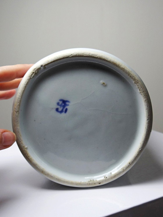 Image 1 of Portacepillos de porcelana celadón calada, estilo Joseon coreano, siglo XX.