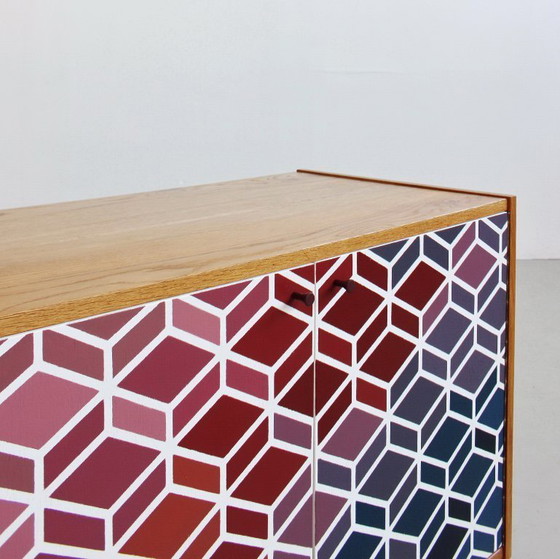 Image 1 of Kast uit het midden van de 20e eeuw met een handgeschilderd geometrisch patroon, kleurrijke vintage uit de jaren 60.