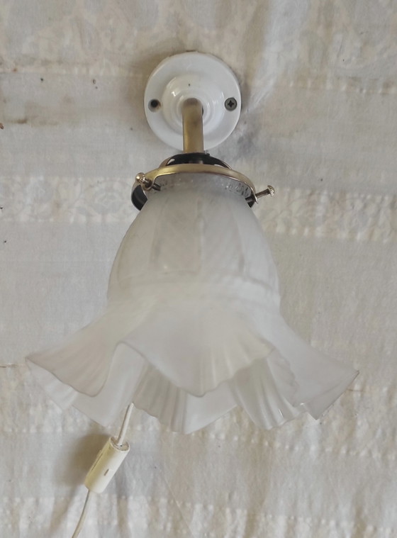 Image 1 of Schwanenhals-Wandleuchte aus Messing, Porzellan und Glas – Mitte des 20. Jahrhunderts