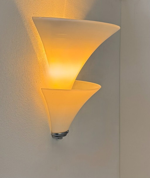 Applique vintage, metallo cromato e vetro opalino, Francia, 1970