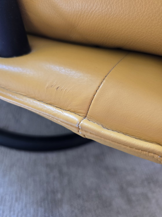 Image 1 of Fauteuil pivotant Rolf Benz jaune ocre