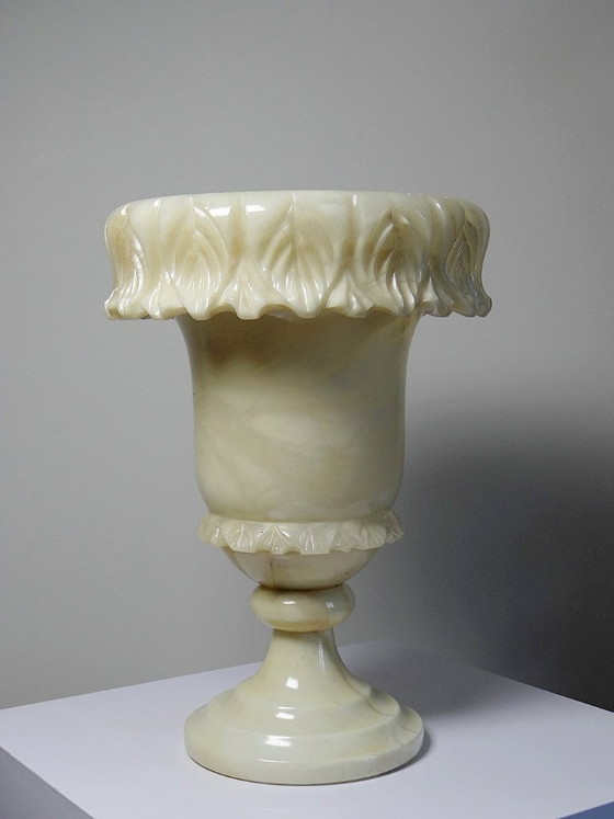 Image 1 of Grande vaso mediceo in alabastro/marmo giallastro, stile Belle Époque