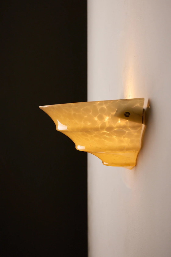 Wandleuchte aus gelbem, marmoriertem Glas in Muschelform, Mid-Century, 1970er Jahre, Wandleuchten, Messing (Foto 4 von 9)