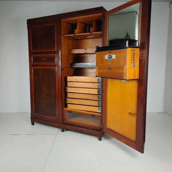 Image 1 of Armadio da uomo Compactom Ltd modello JCH con cassetti segreti – Inghilterra, ca. 1920