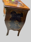 Louis XV-stijl commode met marqueterie en bronsbeslag.