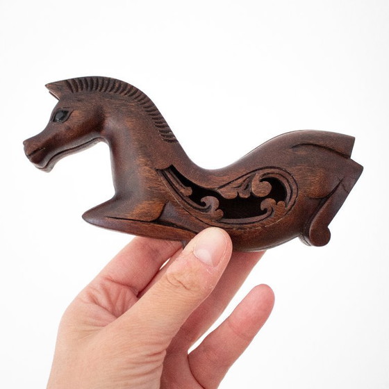 Image 1 of Coffre à chevaux en bois ajouré sculpté à la main