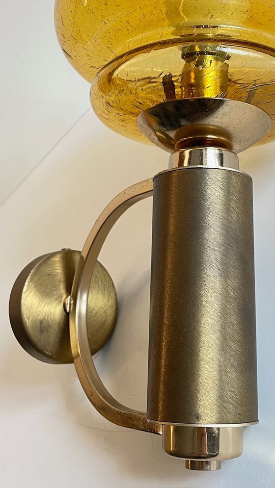 Image 1 of Aplique de pared de los años 70 en latón cepillado y vidrio soplado.
