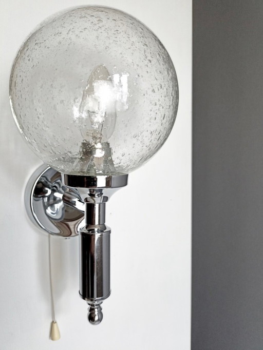 Zwei verchromte Wandlampen aus den 1970er Jahren mit Schirmen aus Muranoglas "Pulegoso".