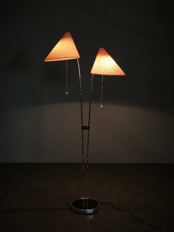 Image 1 of Lampadaire tchèque-japonais des années 1960 avec deux abat-jour en papier faits main